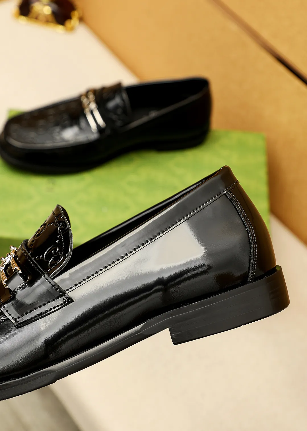 Men's shoes 💰480 💐 Product trademark: GUCCI "Gucci" casual leather shoes Regular size: 38-44 (45.46🉑️customized) Product materials: Selected imported first-layer open-edge beaded cowhide embossed upper + luxury hardware buckle, imported water-dyed cowhide leather lining. Strong three-dimensional visual effect, original outsole color: 2 colors available